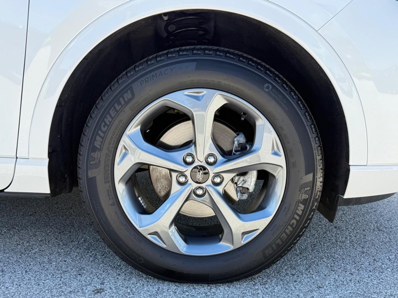 Ford Escape Vehicle Full-screen Gallery Image 09