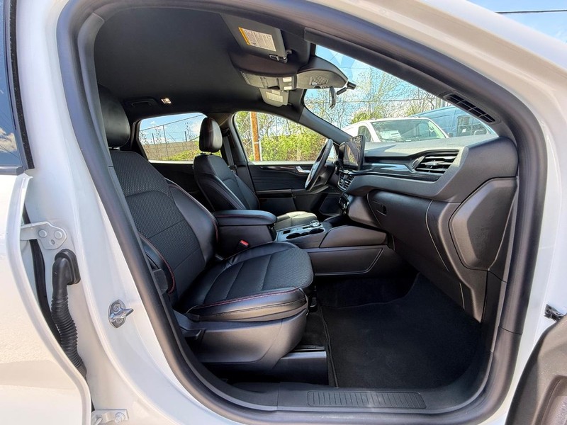 Ford Escape Vehicle Full-screen Gallery Image 10