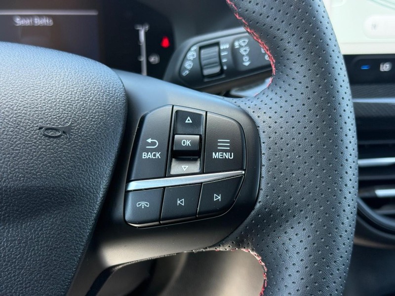 Ford Escape Vehicle Full-screen Gallery Image 15