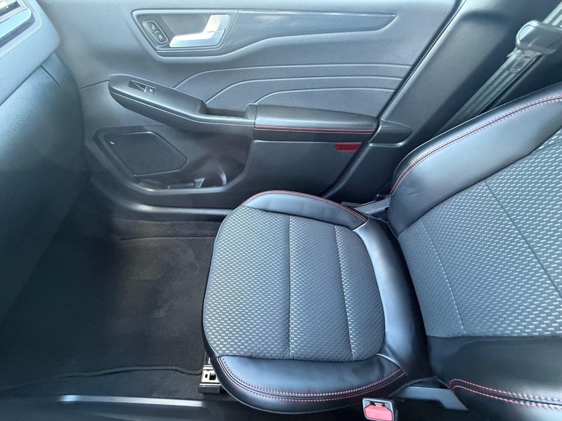 Ford Escape Vehicle Full-screen Gallery Image 20
