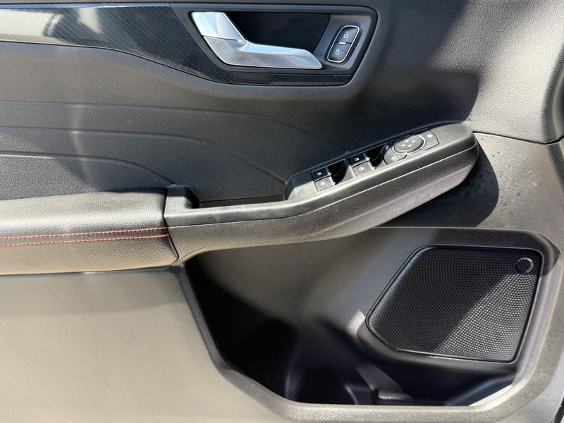 Ford Escape Vehicle Full-screen Gallery Image 23