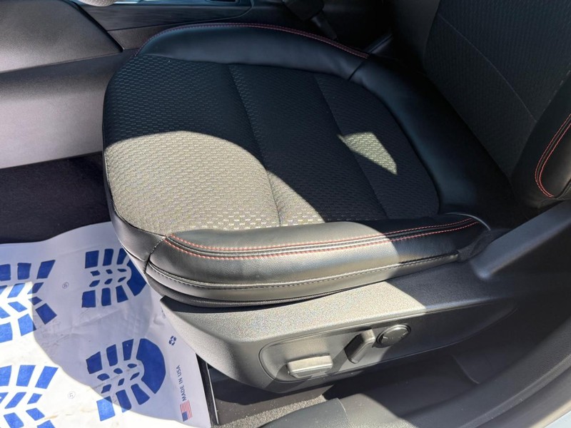 Ford Escape Vehicle Full-screen Gallery Image 24