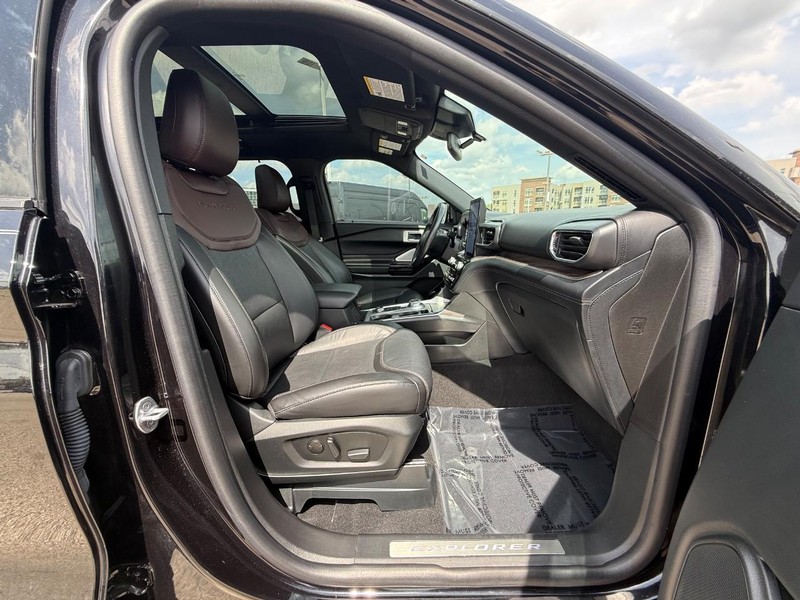 Ford Explorer Vehicle Full-screen Gallery Image 10