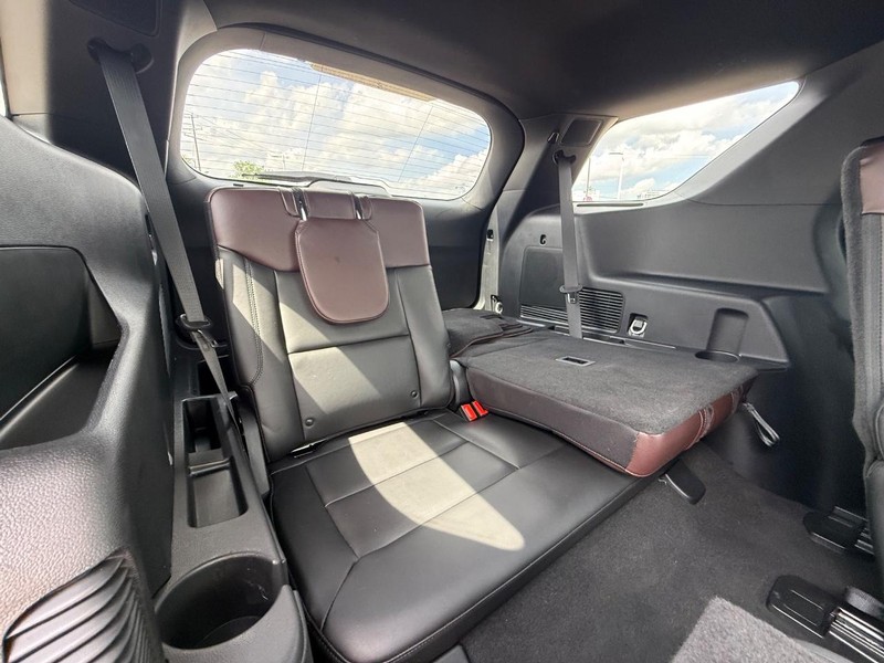 Ford Explorer Vehicle Full-screen Gallery Image 11