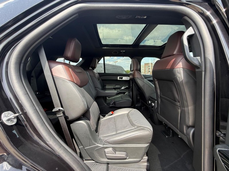 Ford Explorer Vehicle Full-screen Gallery Image 12