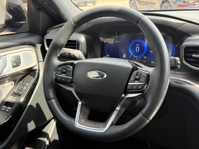Ford Explorer Vehicle Full-screen Gallery Image 16