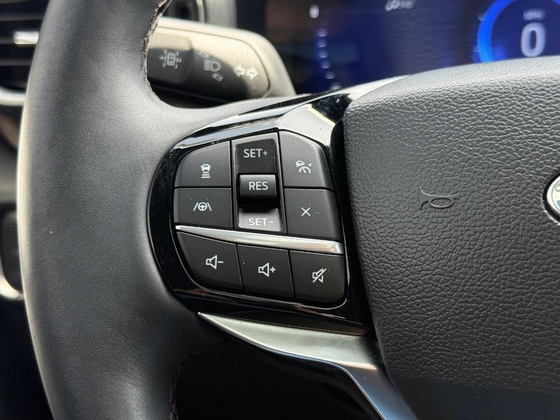 Ford Explorer Vehicle Full-screen Gallery Image 17