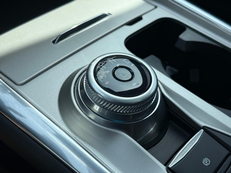 Ford Explorer Vehicle Full-screen Gallery Image 21