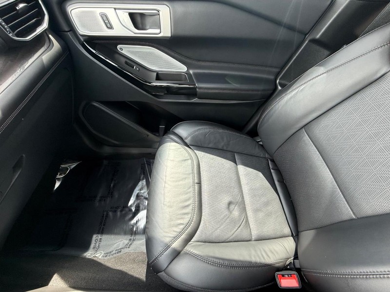 Ford Explorer Vehicle Full-screen Gallery Image 22