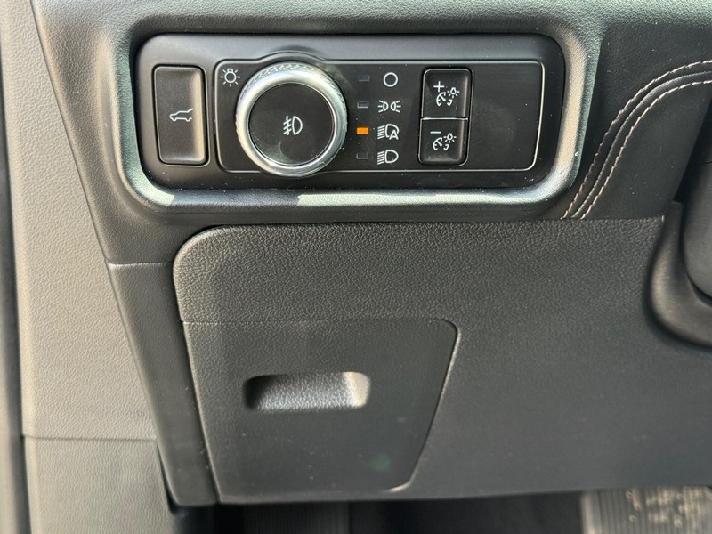 Ford Explorer Vehicle Full-screen Gallery Image 24