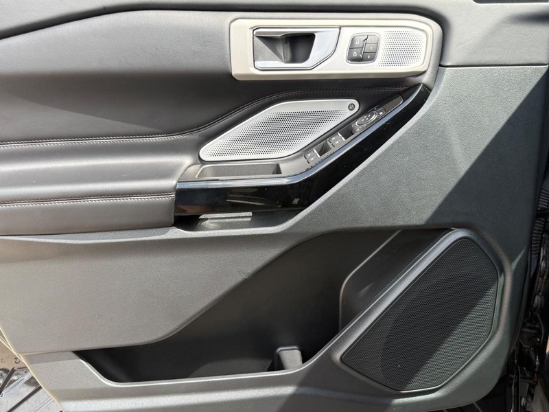 Ford Explorer Vehicle Full-screen Gallery Image 25