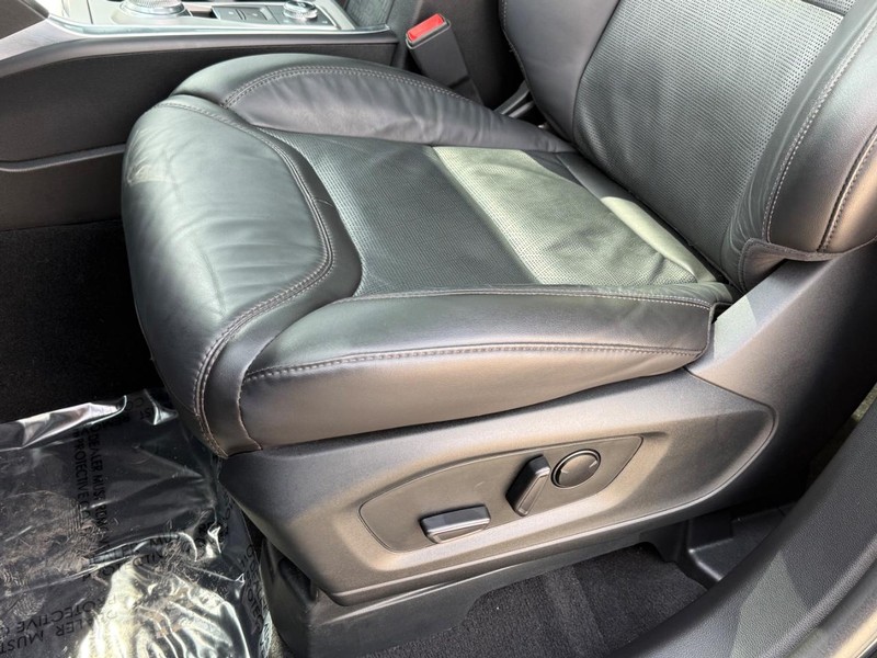 Ford Explorer Vehicle Full-screen Gallery Image 26