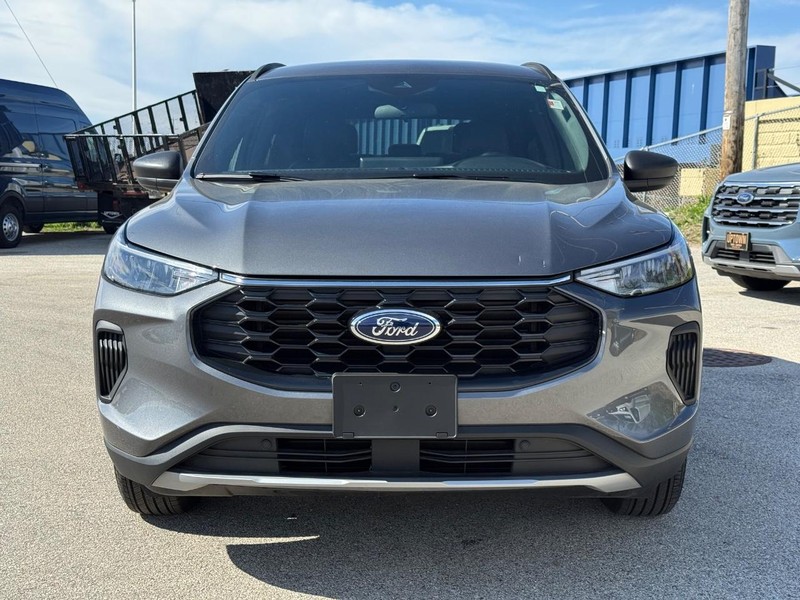 Ford Escape Vehicle Full-screen Gallery Image 08