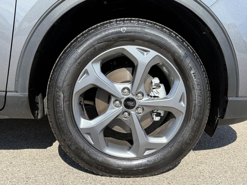 Ford Escape Vehicle Full-screen Gallery Image 09