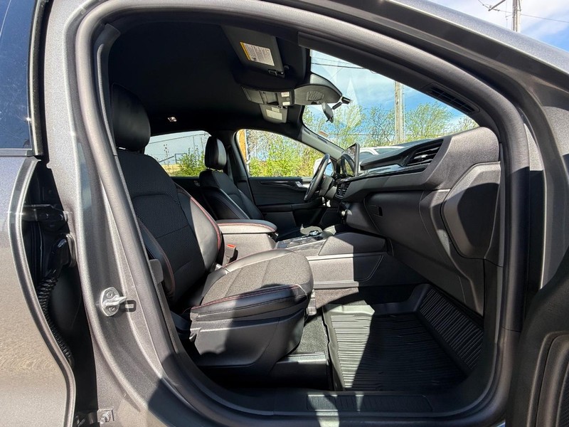 Ford Escape Vehicle Full-screen Gallery Image 10