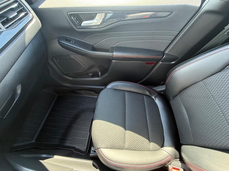 Ford Escape Vehicle Full-screen Gallery Image 19