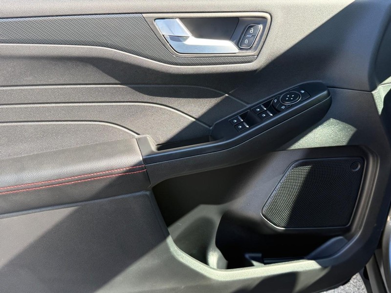 Ford Escape Vehicle Full-screen Gallery Image 22