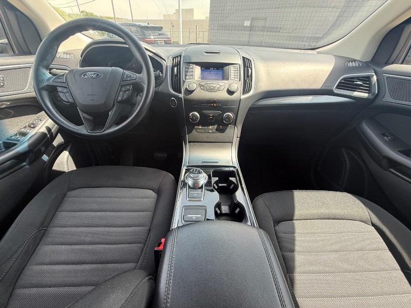 Ford Edge Vehicle Full-screen Gallery Image 12