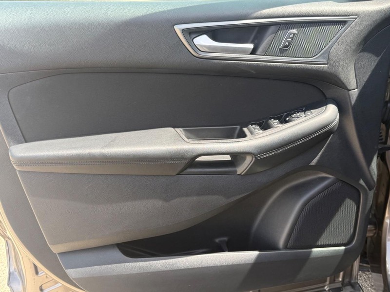 Ford Edge Vehicle Full-screen Gallery Image 23