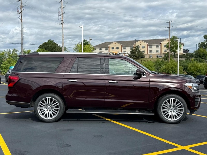 Ford Expedition Max Vehicle Full-screen Gallery Image 02