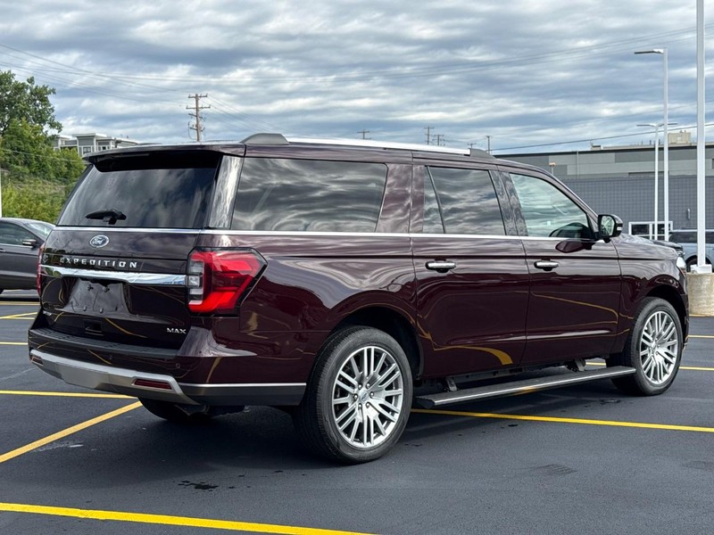 Ford Expedition Max Vehicle Full-screen Gallery Image 03
