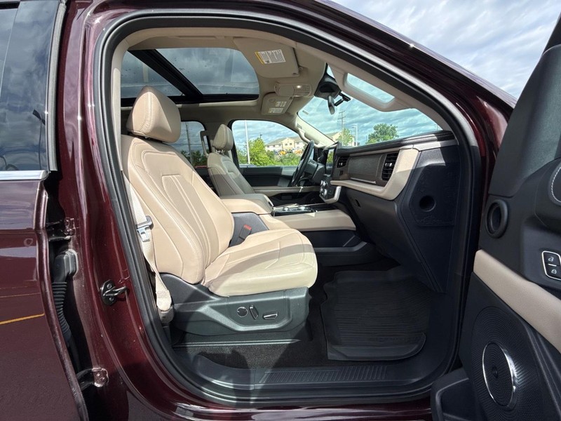 Ford Expedition Max Vehicle Full-screen Gallery Image 10