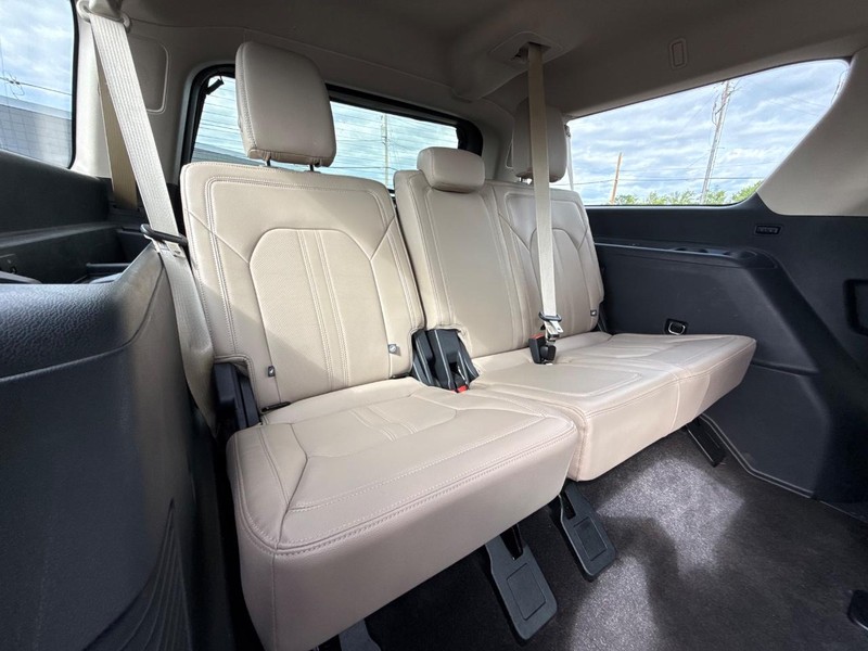 Ford Expedition Max Vehicle Full-screen Gallery Image 11