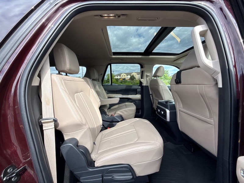 Ford Expedition Max Vehicle Full-screen Gallery Image 12