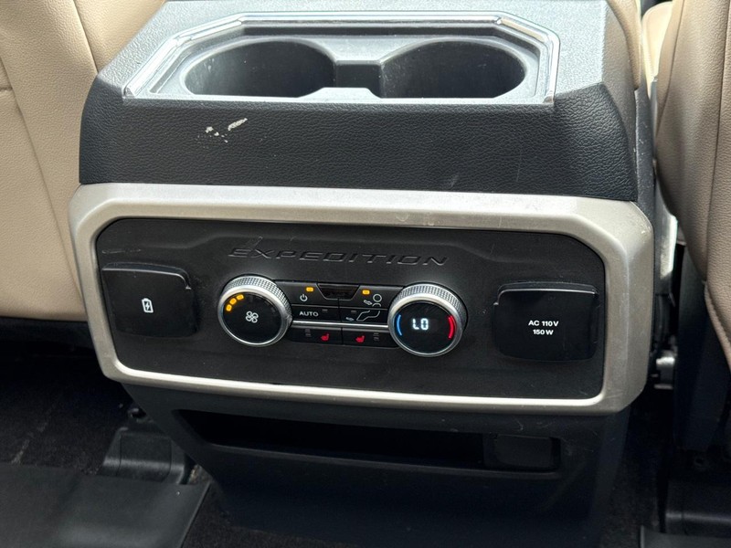 Ford Expedition Max Vehicle Full-screen Gallery Image 14