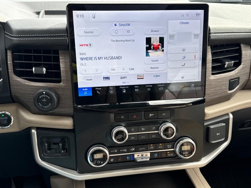 Ford Expedition Max Vehicle Full-screen Gallery Image 19