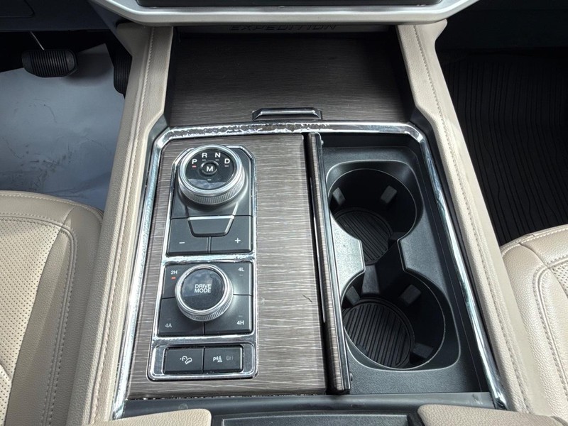 Ford Expedition Max Vehicle Full-screen Gallery Image 21