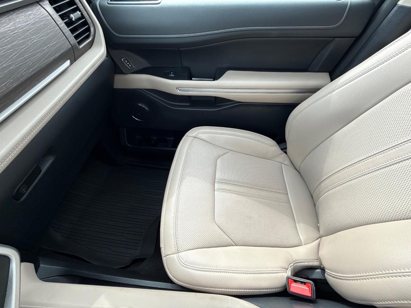 Ford Expedition Max Vehicle Full-screen Gallery Image 23