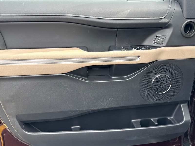 Ford Expedition Max Vehicle Full-screen Gallery Image 26