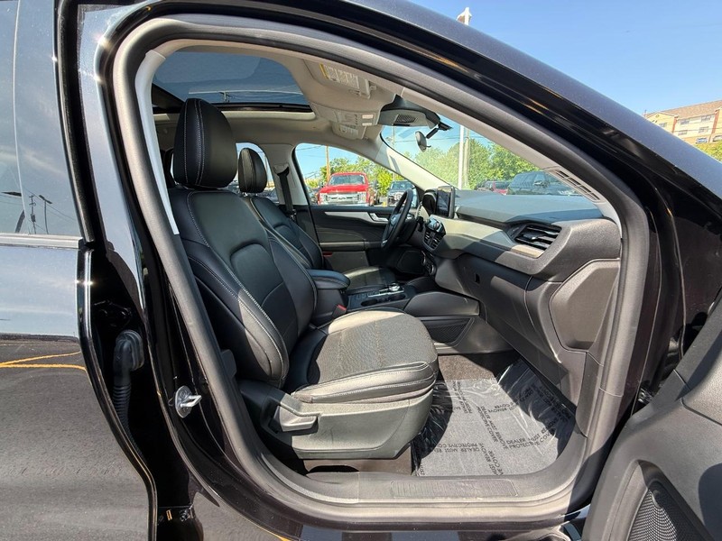 Ford Escape Vehicle Full-screen Gallery Image 10