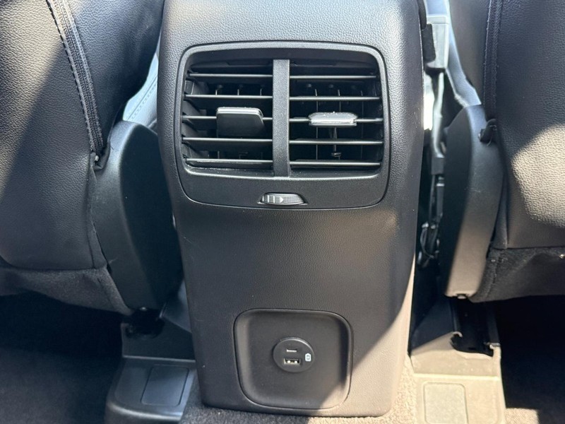 Ford Escape Vehicle Full-screen Gallery Image 12