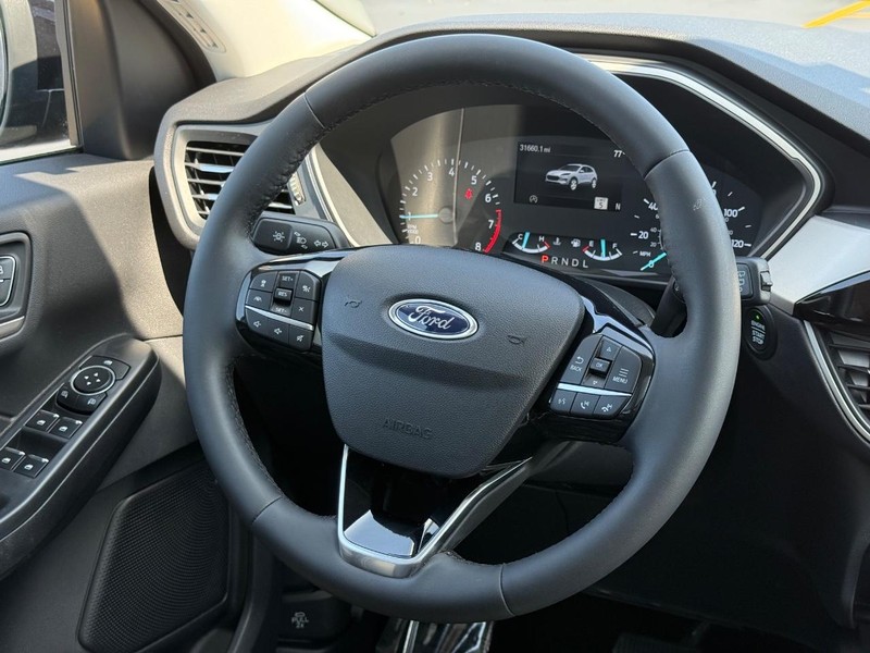 Ford Escape Vehicle Full-screen Gallery Image 15