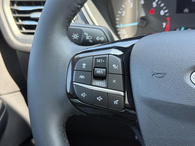 Ford Escape Vehicle Full-screen Gallery Image 16