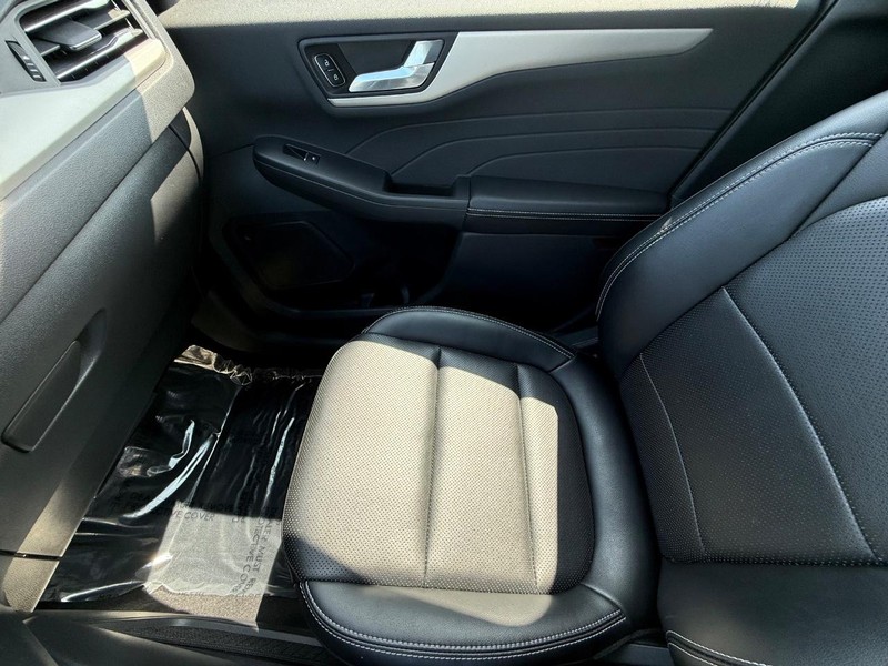 Ford Escape Vehicle Full-screen Gallery Image 23