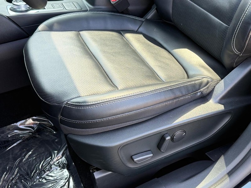 Ford Escape Vehicle Full-screen Gallery Image 26