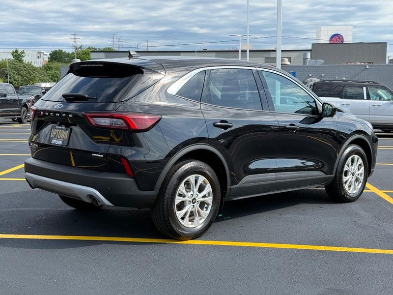 Ford Escape Vehicle Full-screen Gallery Image 03