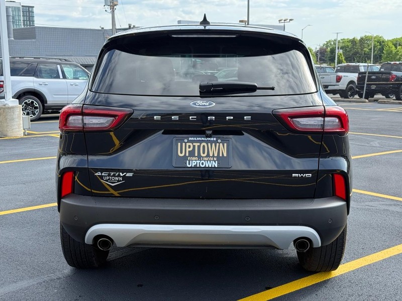 Ford Escape Vehicle Full-screen Gallery Image 04