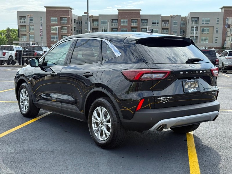 Ford Escape Vehicle Full-screen Gallery Image 06