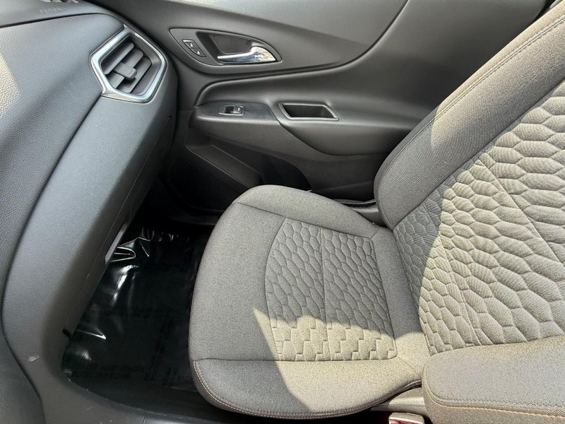 Chevrolet Equinox Vehicle Full-screen Gallery Image 21
