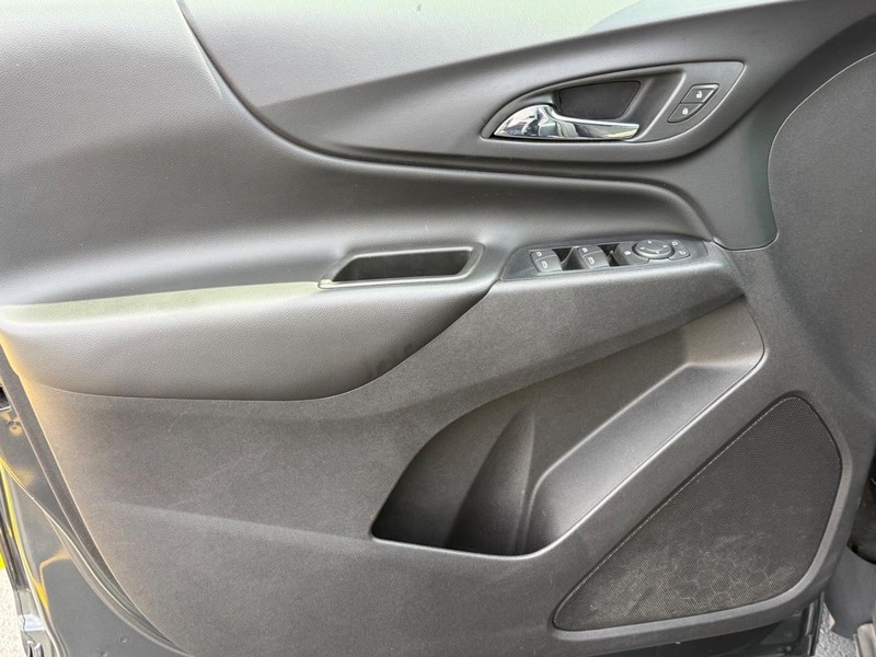 Chevrolet Equinox Vehicle Full-screen Gallery Image 24