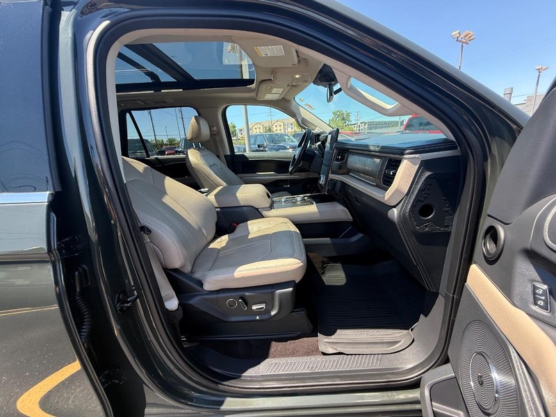 Ford Expedition Max Vehicle Full-screen Gallery Image 10