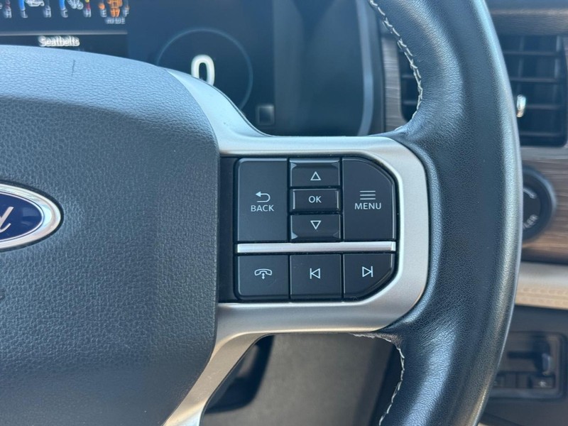 Ford Expedition Max Vehicle Full-screen Gallery Image 17