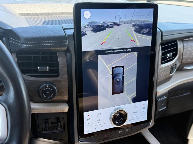 Ford Expedition Max Vehicle Full-screen Gallery Image 19