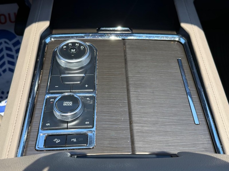 Ford Expedition Max Vehicle Full-screen Gallery Image 20