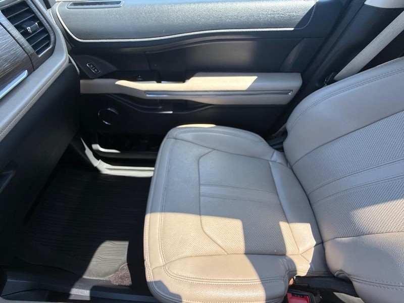 Ford Expedition Max Vehicle Full-screen Gallery Image 23
