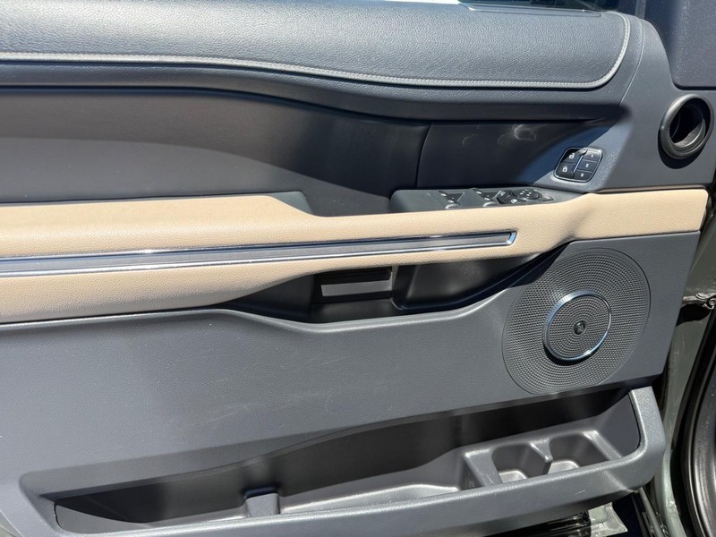 Ford Expedition Max Vehicle Full-screen Gallery Image 26
